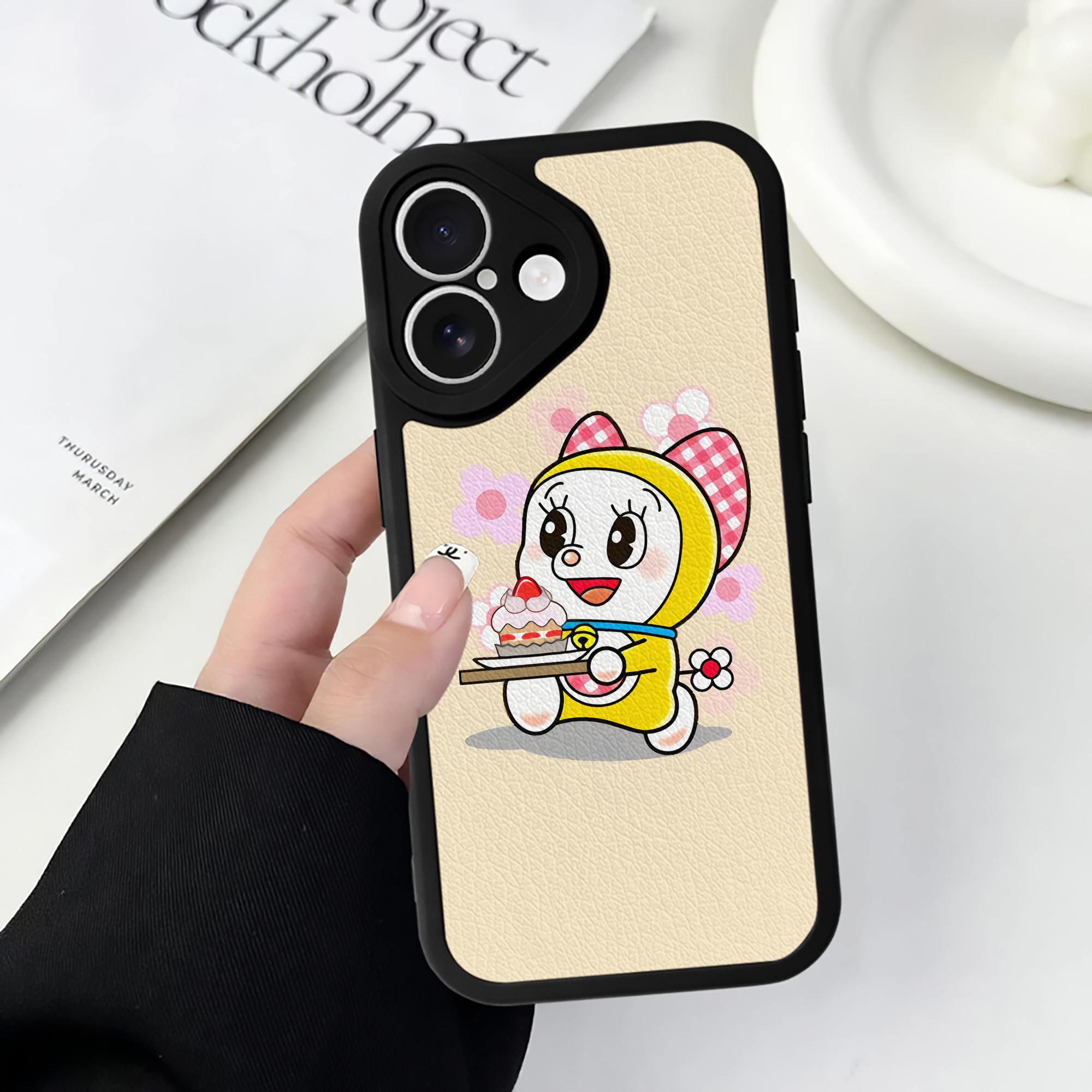 （画像用） ドラえもん Doraemon 【iPhone 16シリーズ対応】シリコンスマホケース（レザー調） 材質：シリコン